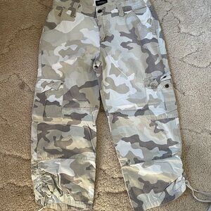 Women’s Size 6 Camouflage Cargo Pants